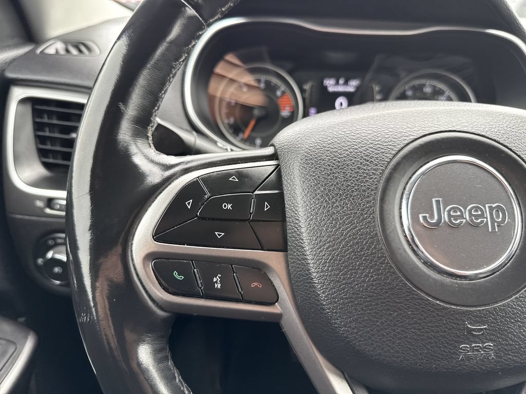 Used 2019 Jeep Cherokee Latitude w/ Cold Weather Group AWD/4WD image 18