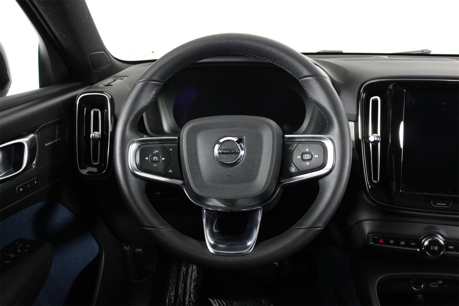 Certified 2023 Volvo XC40 Recharge Ultimate image 8