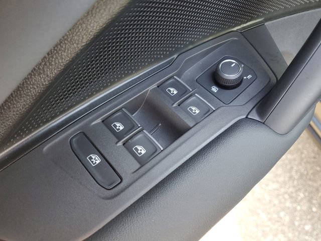 Certified 2025 Volkswagen Tiguan SE R-Line image 16