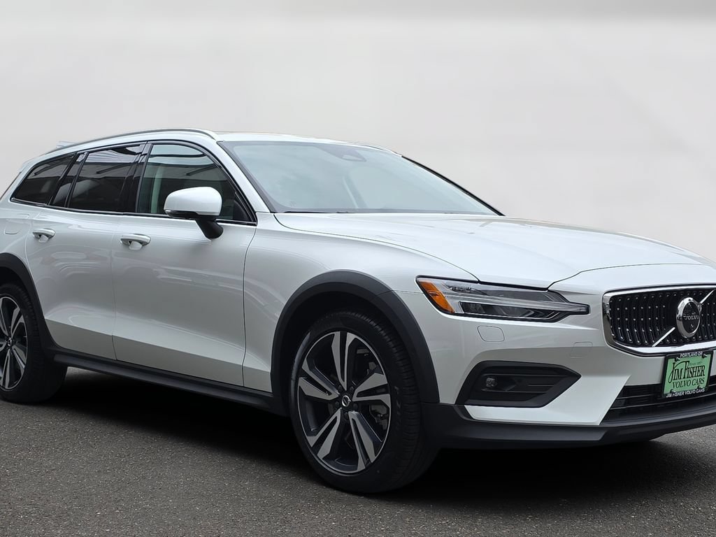 New 2026 Volvo V60 B5 Cross Country Plus w/ Climate Package AWD/4WD image 3