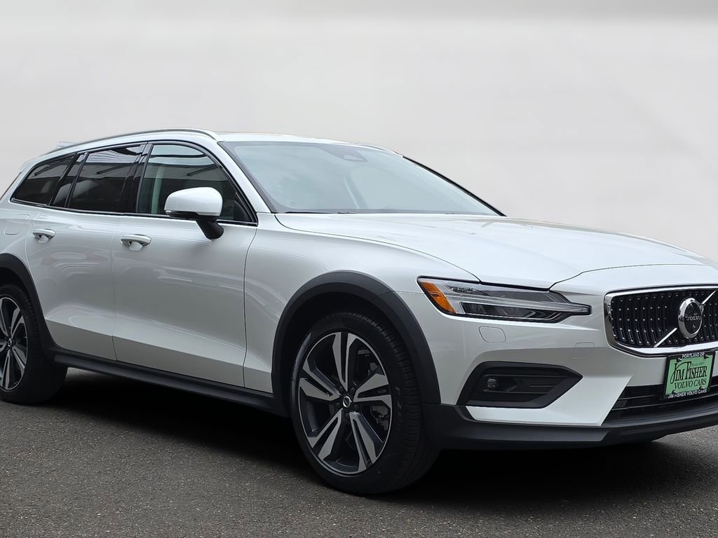 New 2026 Volvo V60 B5 Cross Country Plus w/ Climate Package AWD/4WD image 3