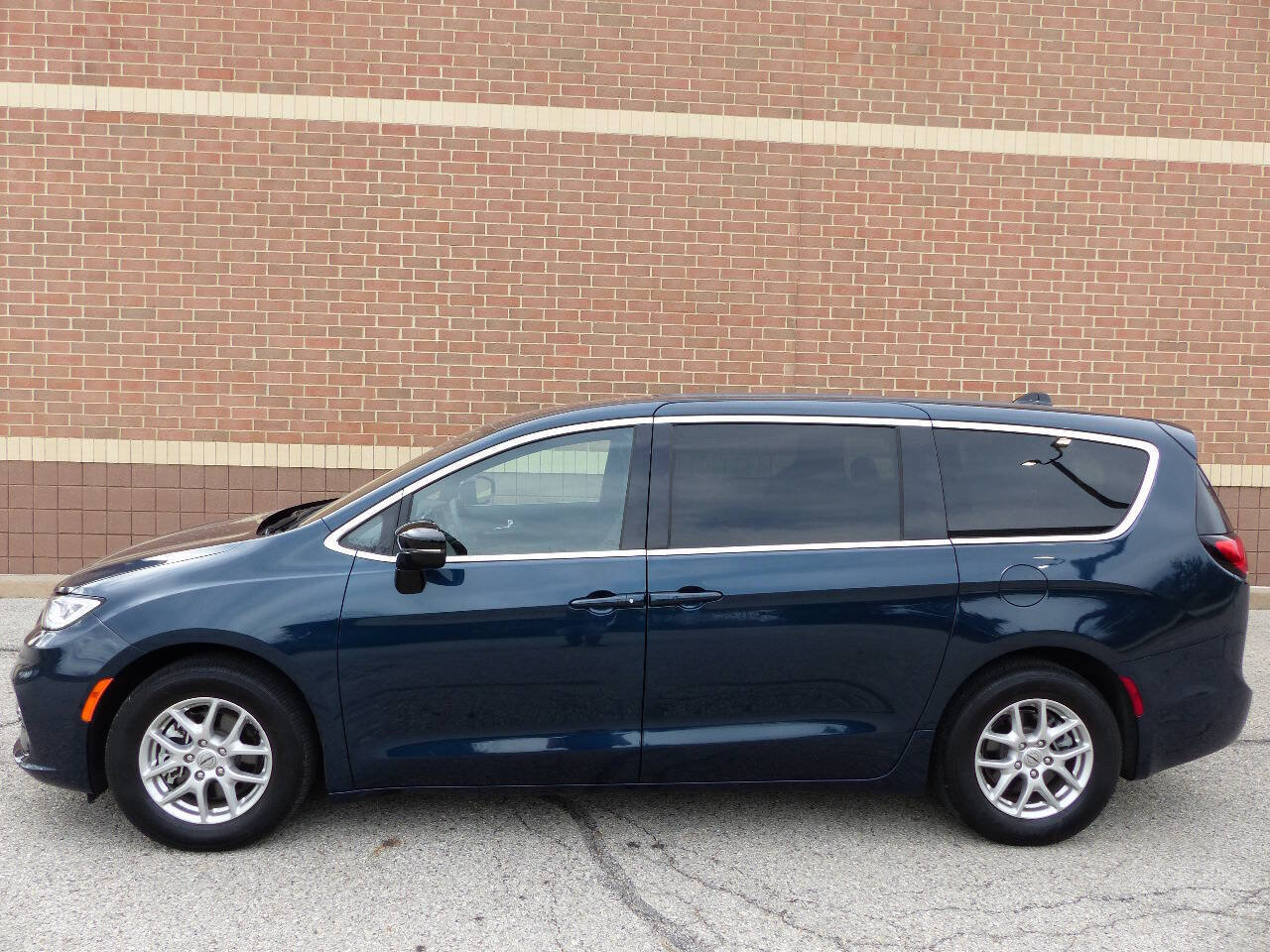 Used 2025 Chrysler Pacifica Select FWD image 5