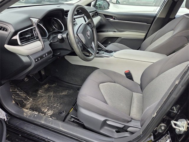 Used 2020 Toyota Camry L image 4