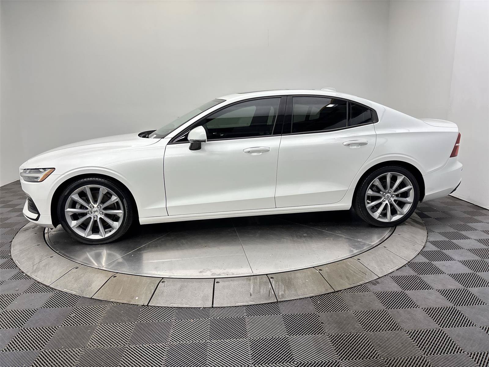 Used 2020 Volvo S60 T5 Momentum FWD image 16