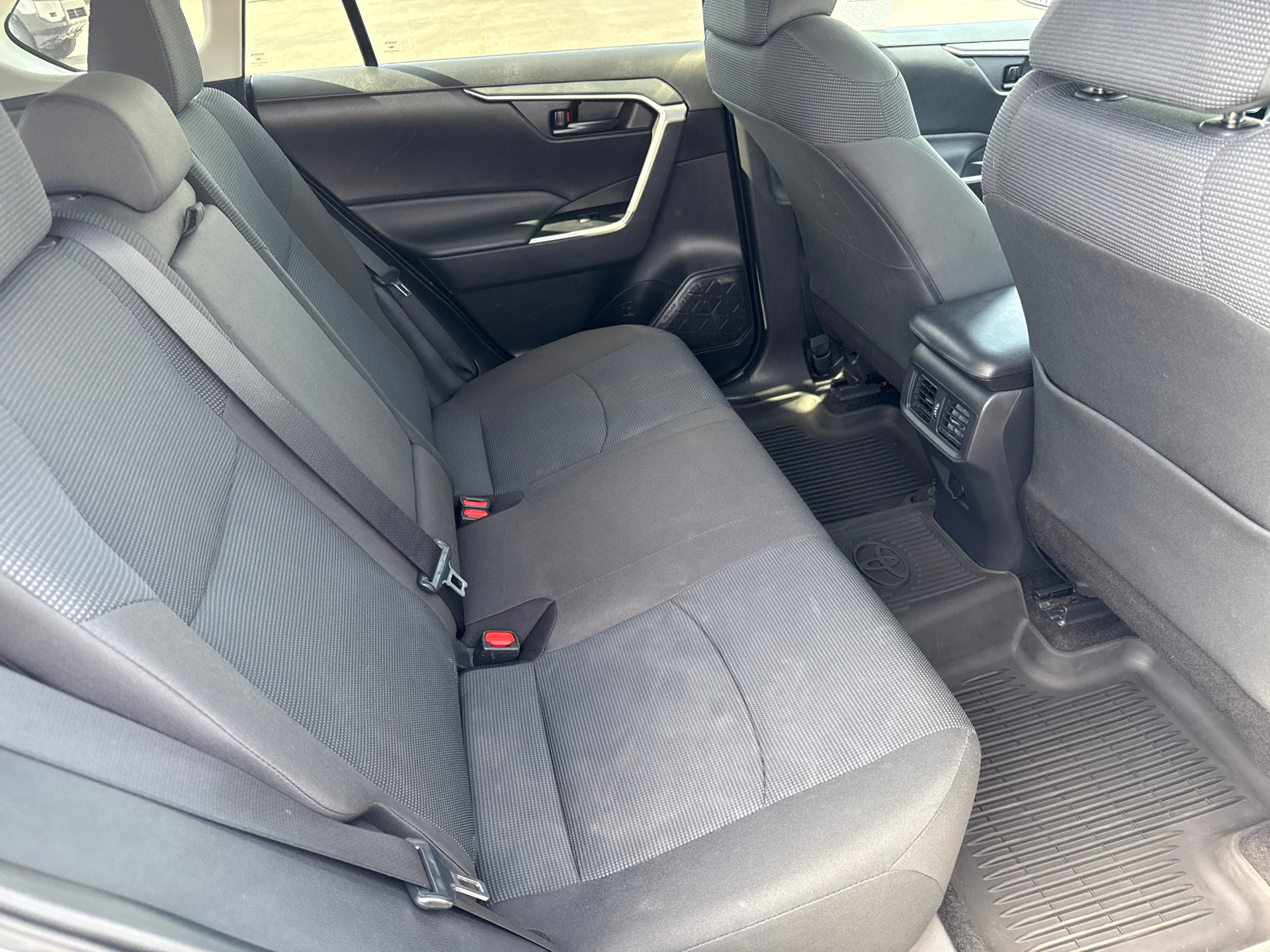 Used 2022 Toyota RAV4 LE image 15