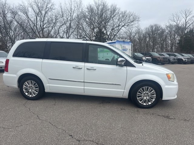 Used 2014 Chrysler Town & Country Limited image 3
