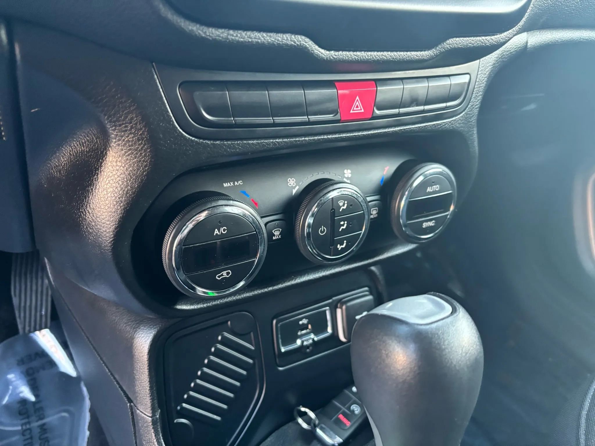 Used 2015 Jeep Renegade Latitude w/ Popular Equipment Group image 24