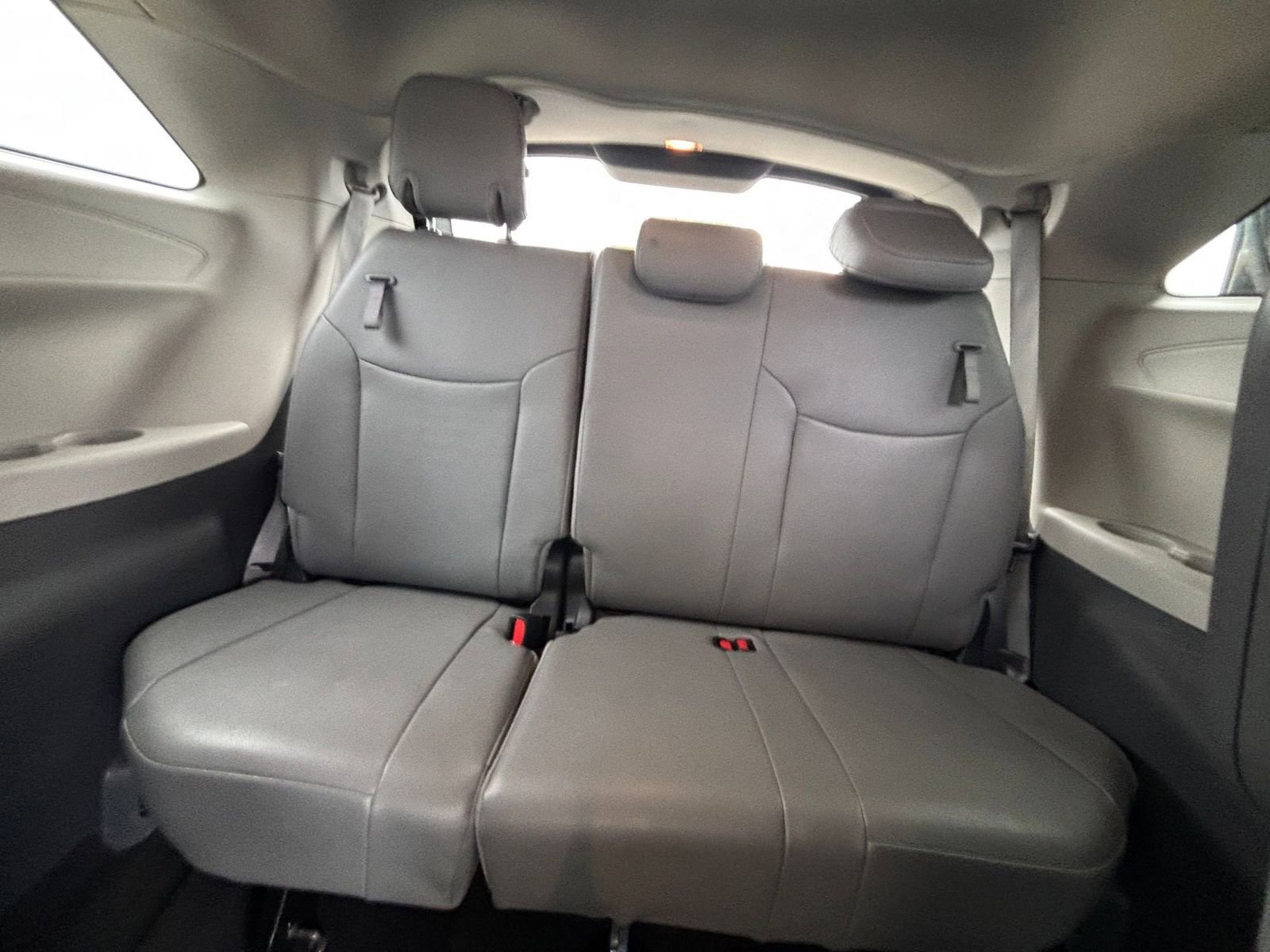 Used 2024 Toyota Sienna XLE FWD image 30
