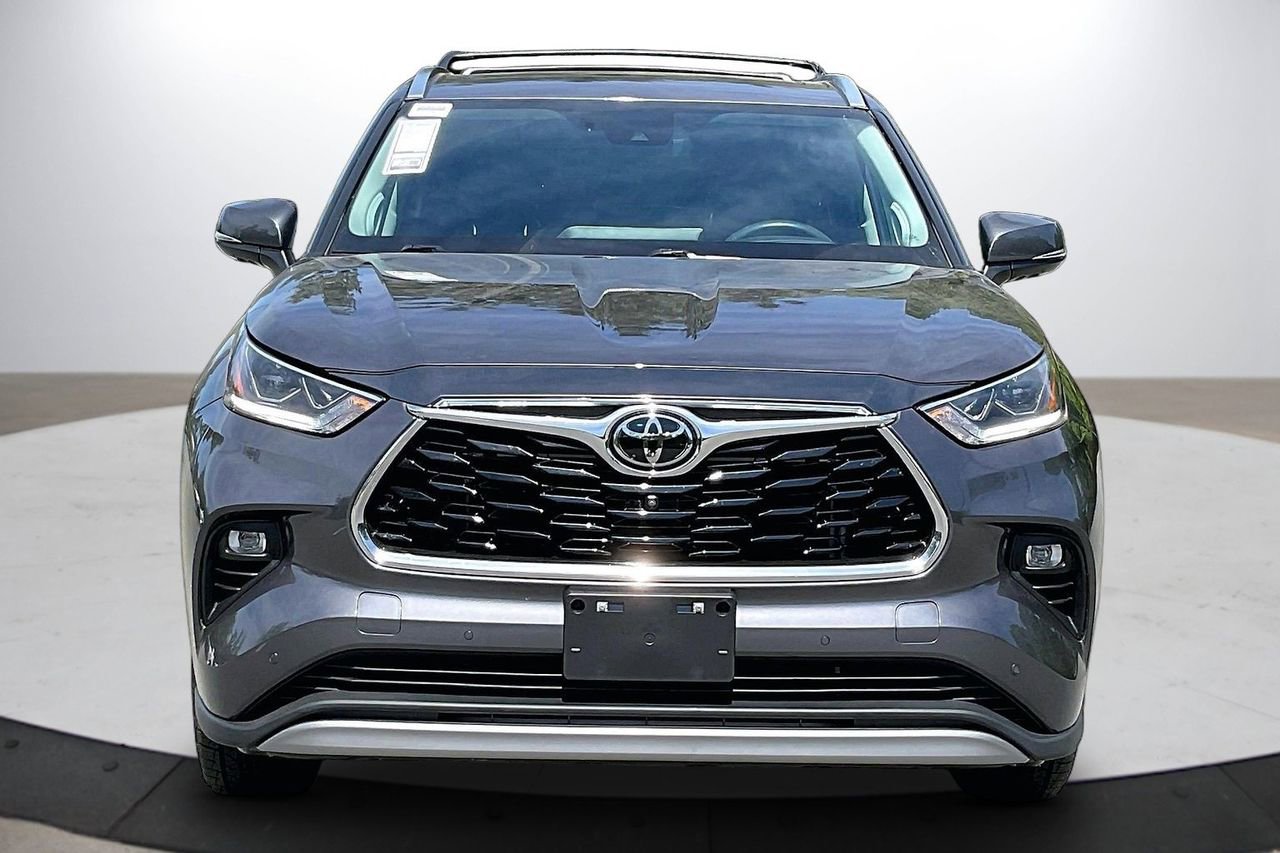 Used 2023 Toyota Highlander Platinum FWD image 3