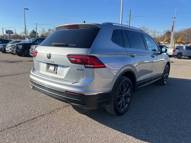 Used 2022 Volkswagen Tiguan SE w/ Panoramic Sunroof Package image 3