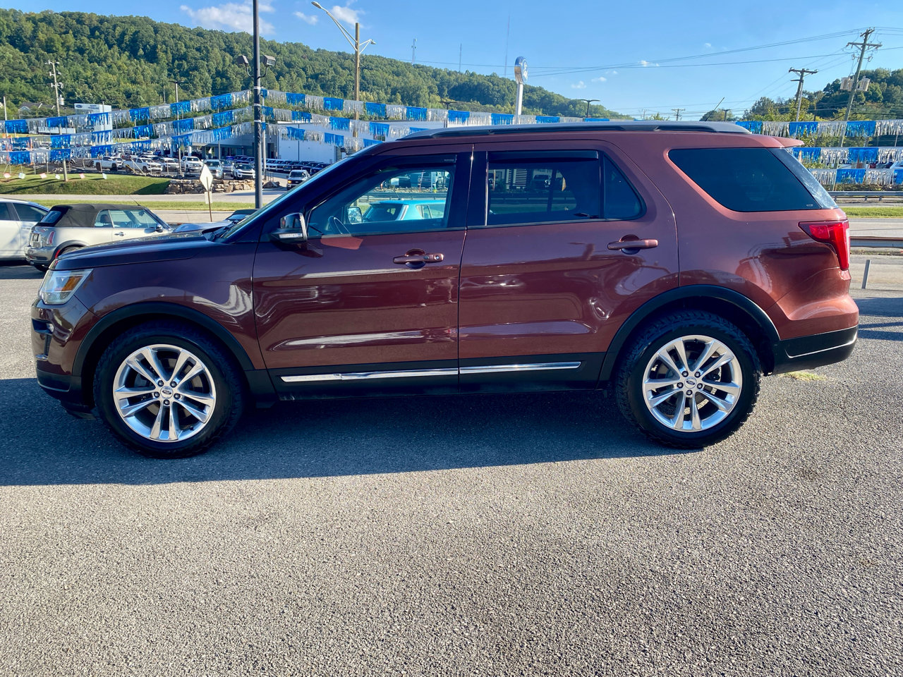 Used 2018 Ford Explorer XLT w/ Equipment Group 202A image 4