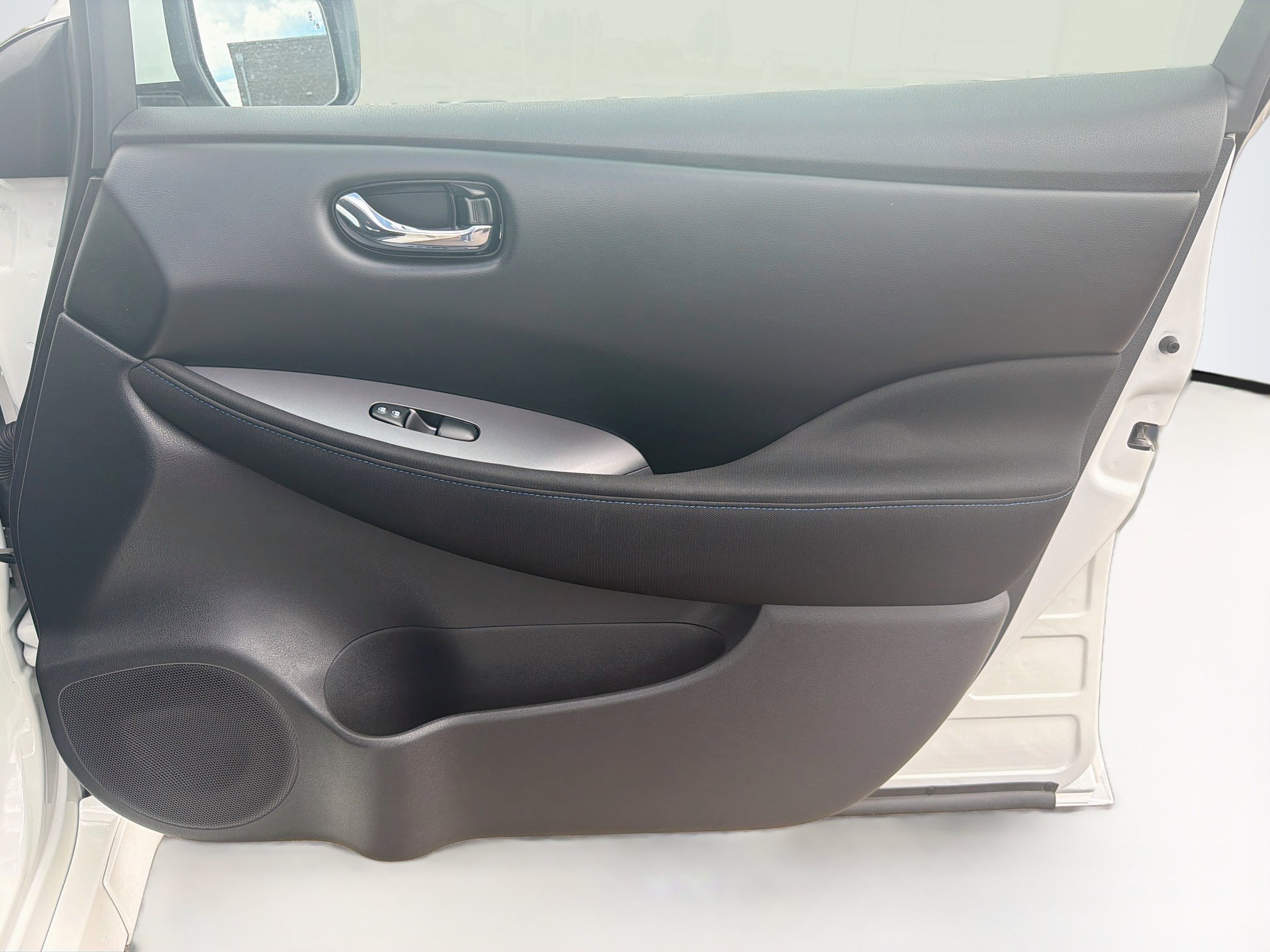 Used 2025 Nissan Leaf S FWD image 31