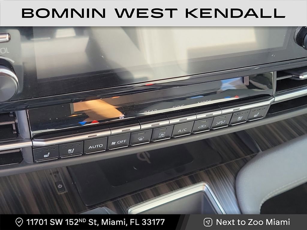 Used 2024 Toyota Sienna Limited image 20