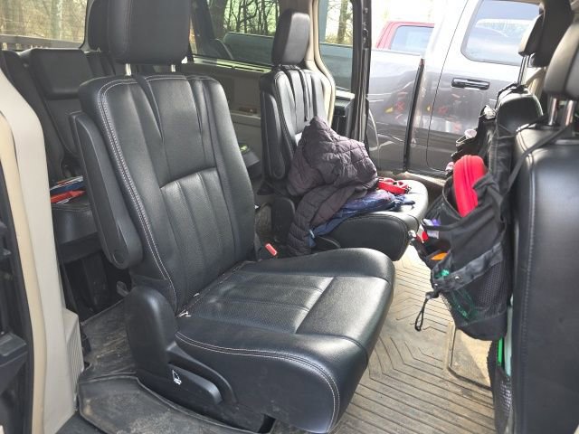 Used 2015 Chrysler Town & Country Touring-L w/ Driver Convenience Group image 5