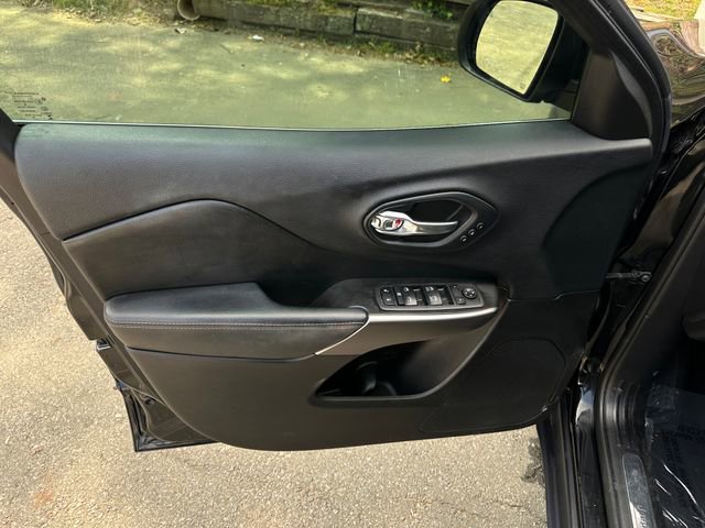 Used 2019 Jeep Cherokee Limited image 13