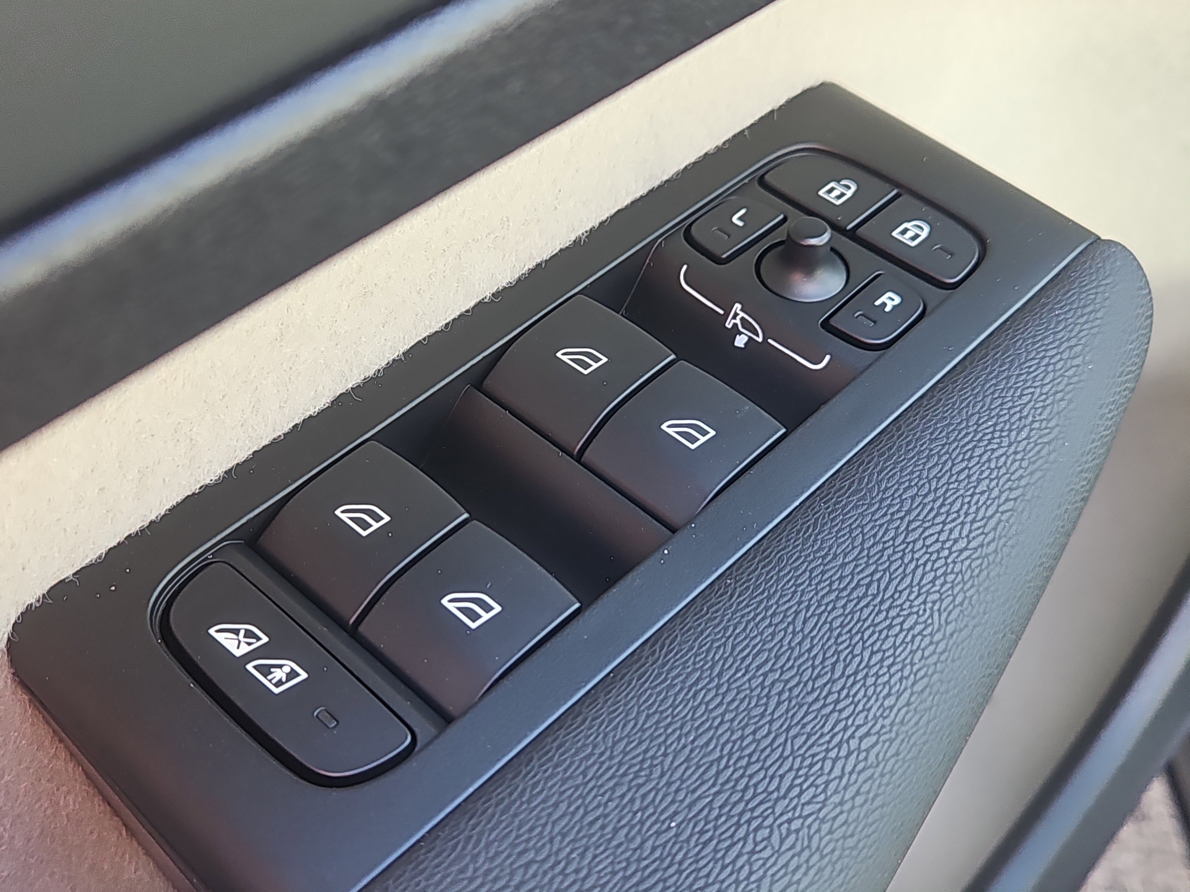 New 2026 Volvo XC40 B5 Ultra w/ Protection Package Premier image 18