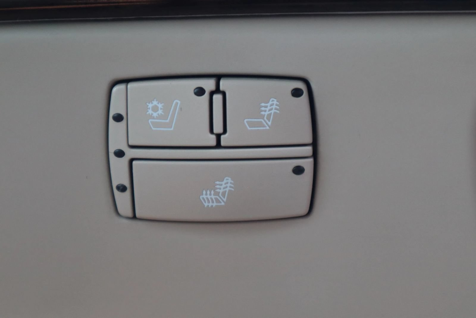 Used 2011 Cadillac DTS Luxury FWD image 32