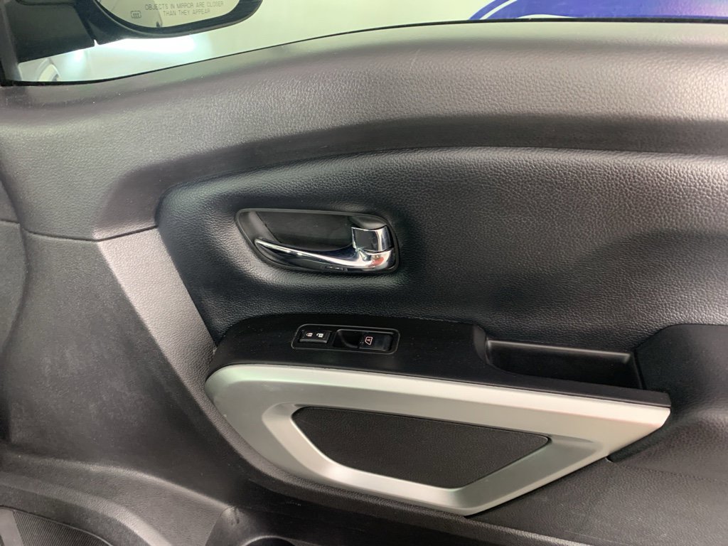 Used 2017 Nissan Titan SV image 39