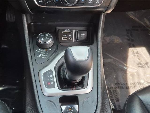 Used 2017 Jeep Cherokee Trailhawk w/ Comfort/Convenience Group AWD/4WD image 12