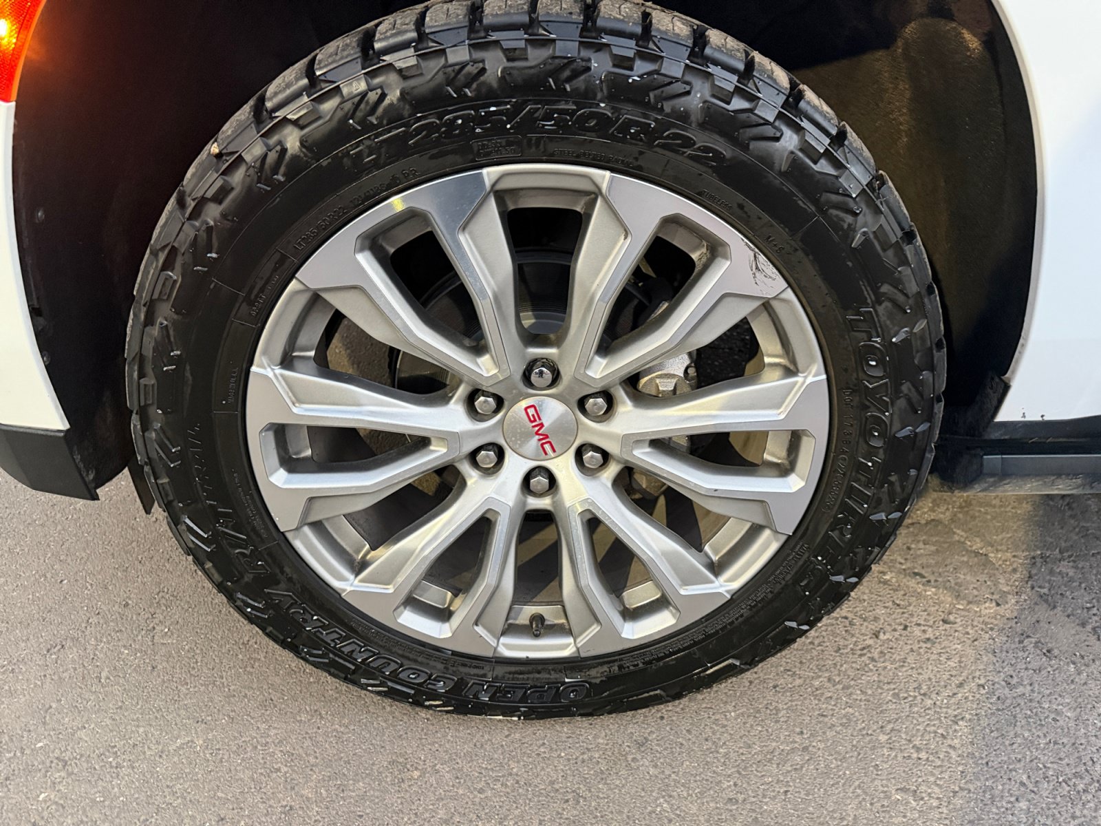 Used 2023 GMC Yukon XL Denali AWD/4WD image 11