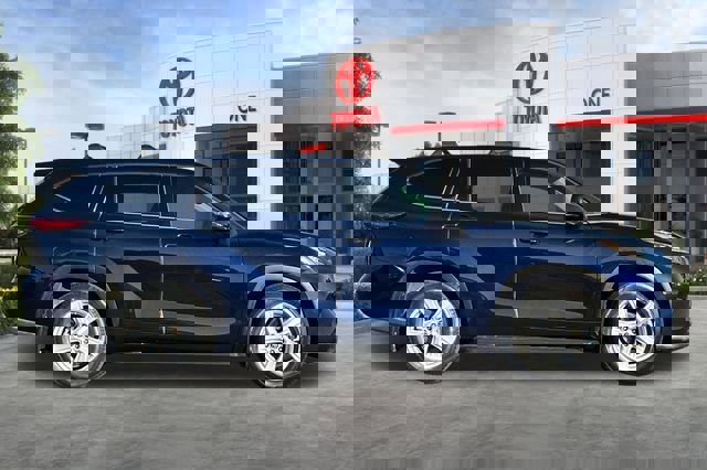 Used 2020 Toyota Highlander LE image 3