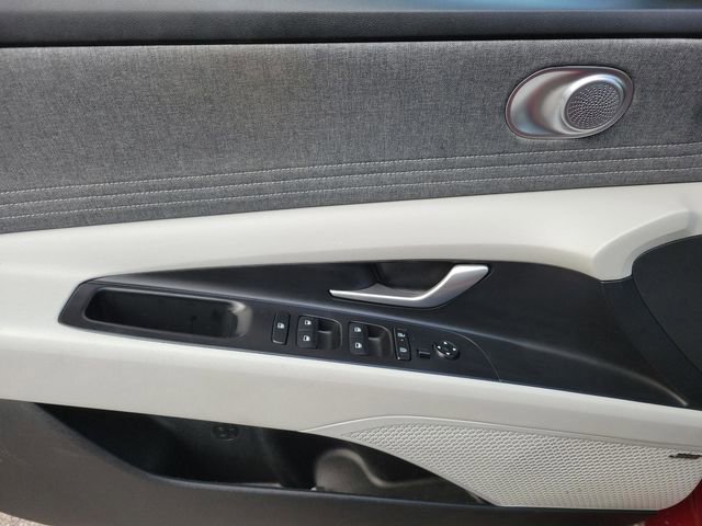 Used 2025 Hyundai Elantra Limited image 16