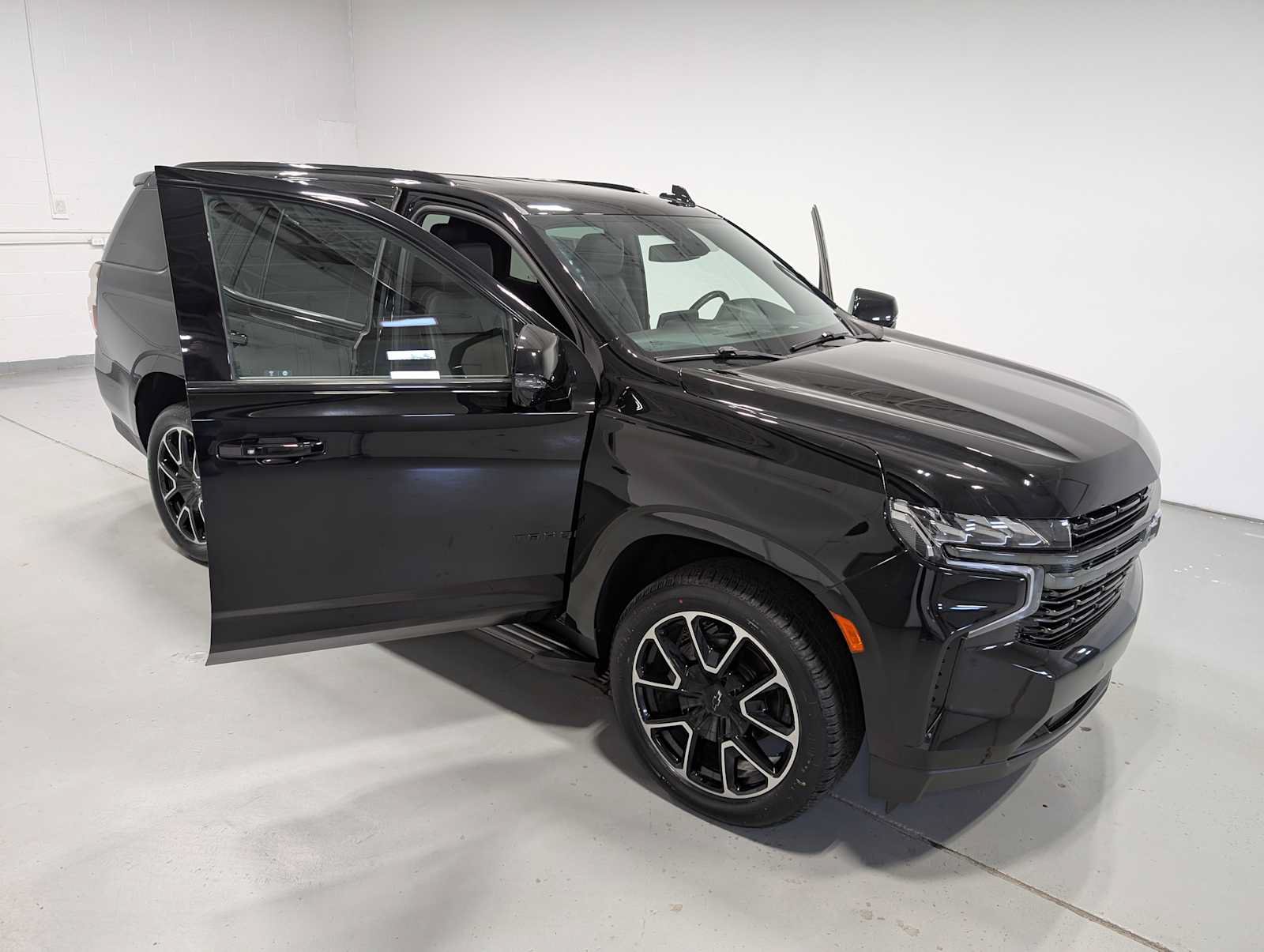 Used 2022 Chevrolet Tahoe RST w/ Luxury Package AWD/4WD image 17
