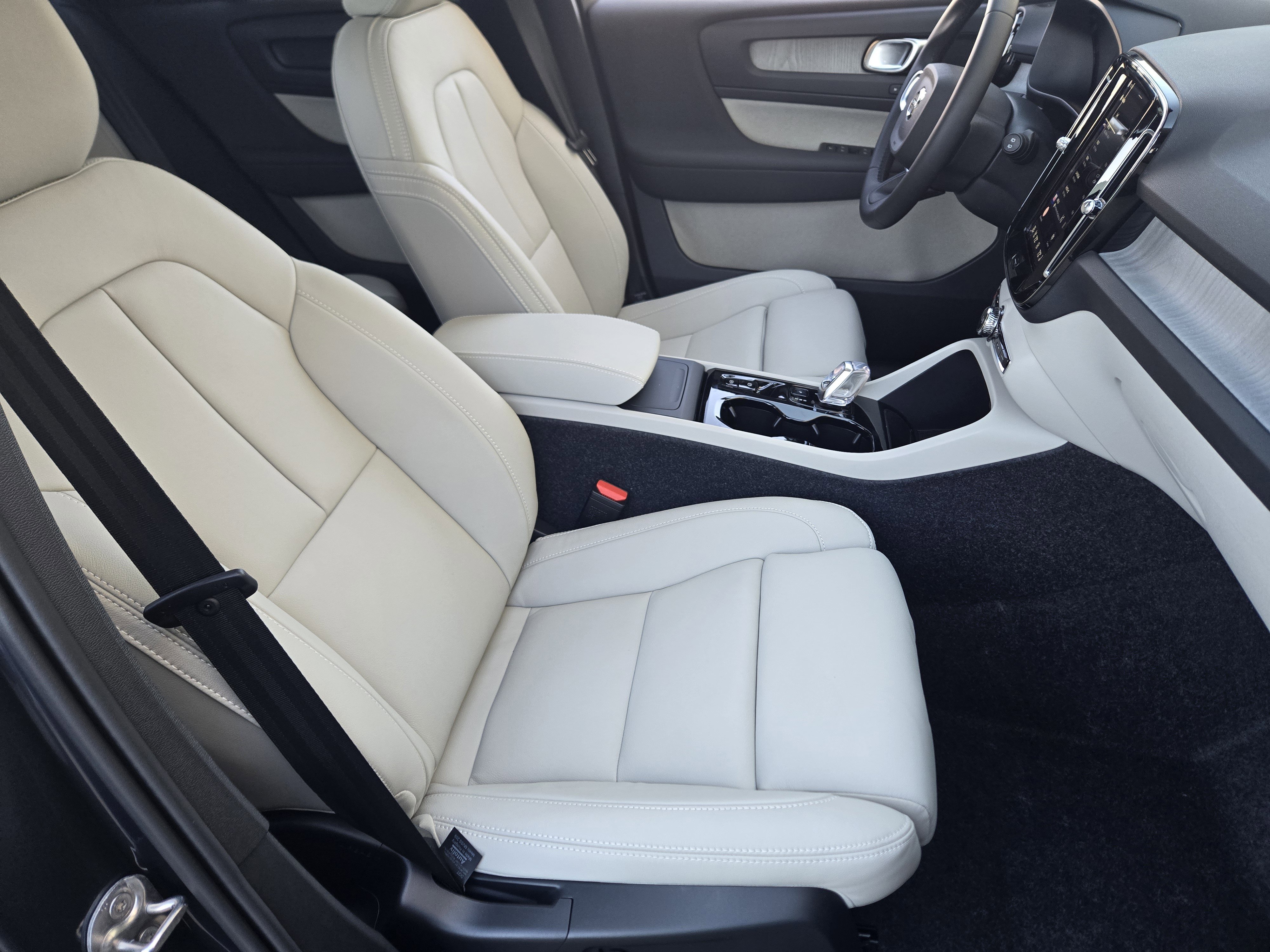 New 2026 Volvo XC40 B4 Plus w/ Protection Package Premier image 16