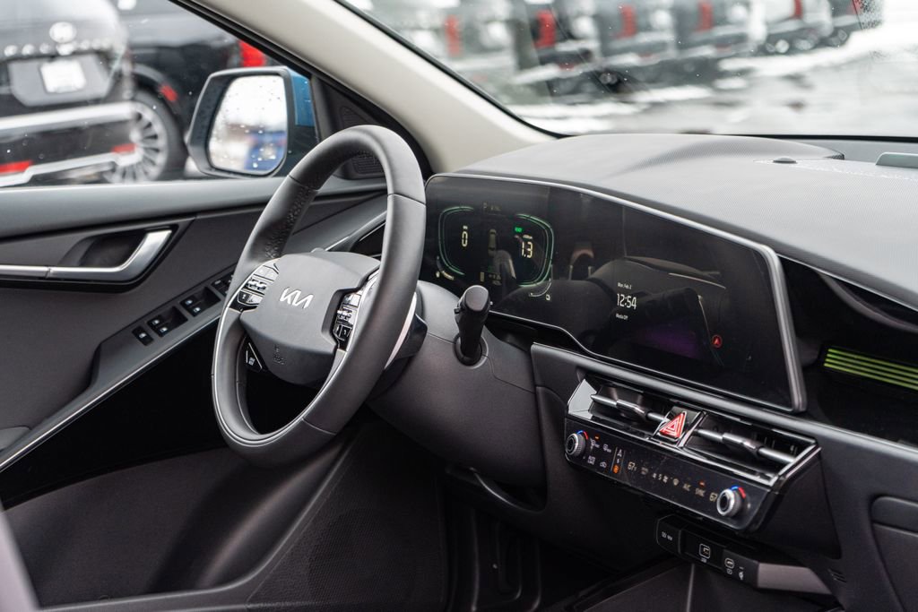 Used 2025 Kia Niro EX w/ EX Cold Weather Package image 11