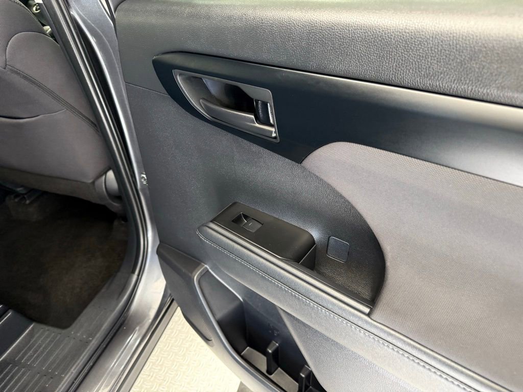 Used 2025 Toyota Highlander LE image 28
