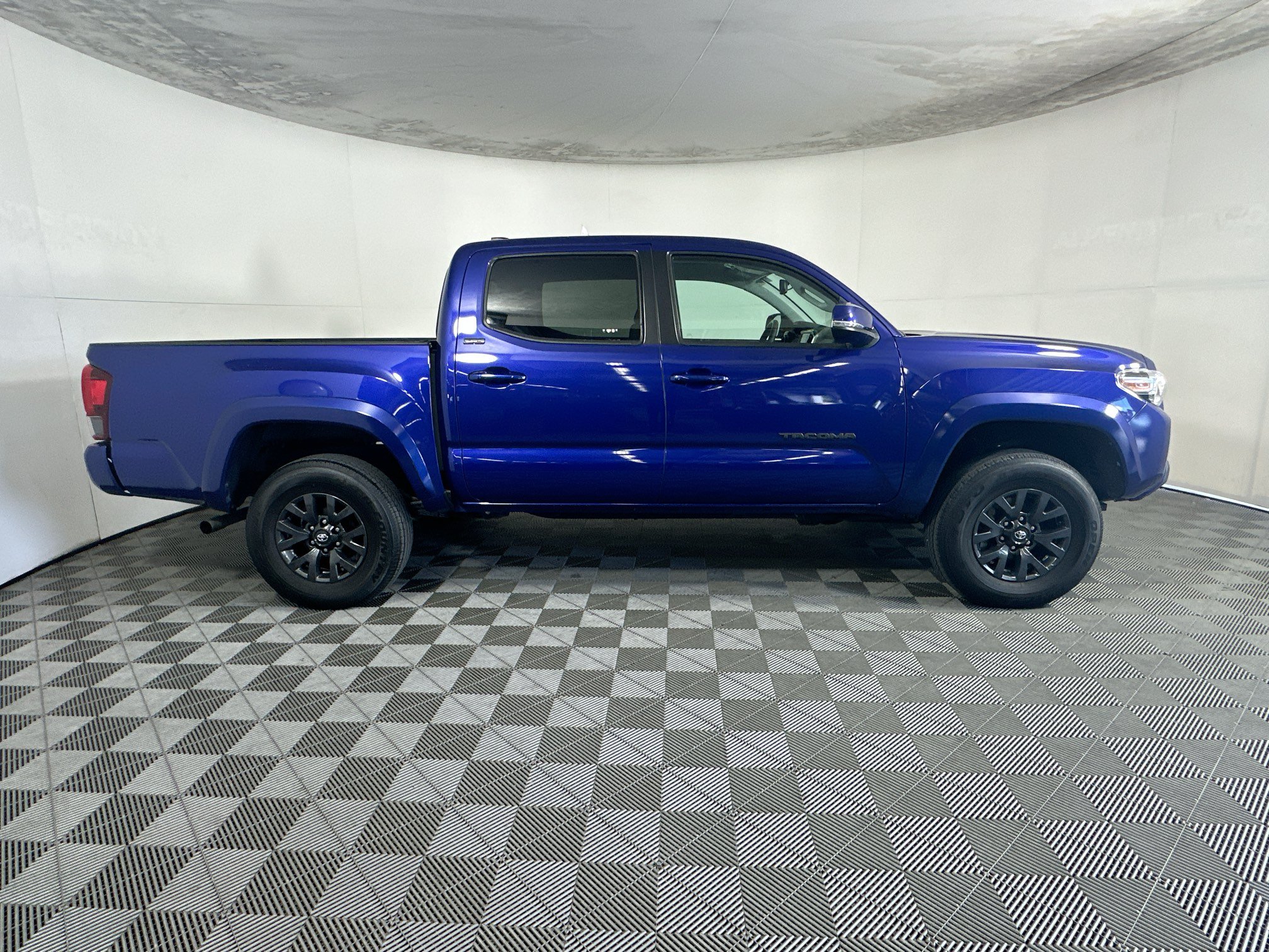 Used 2023 Toyota Tacoma SR5 w/ Technology Package AWD/4WD image 2