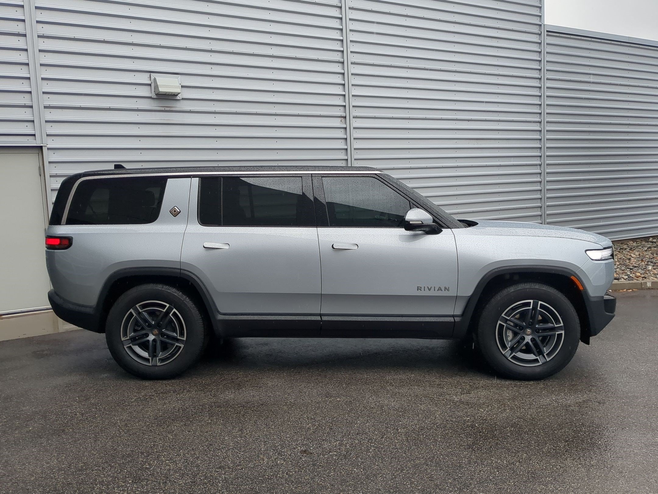 Used 2025 Rivian R1S Adventure Dual AWD/4WD image 4