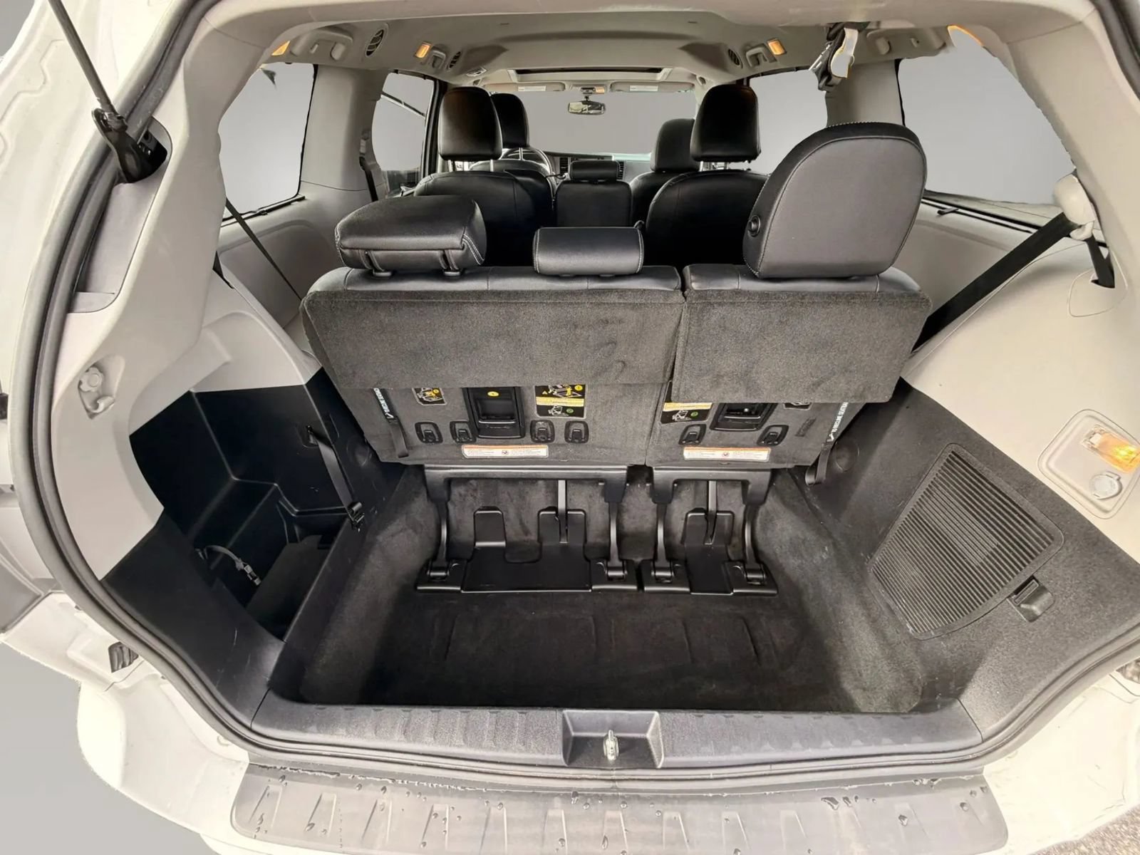 Used 2015 Toyota Sienna SE w/ SE Preferred Package FWD image 35