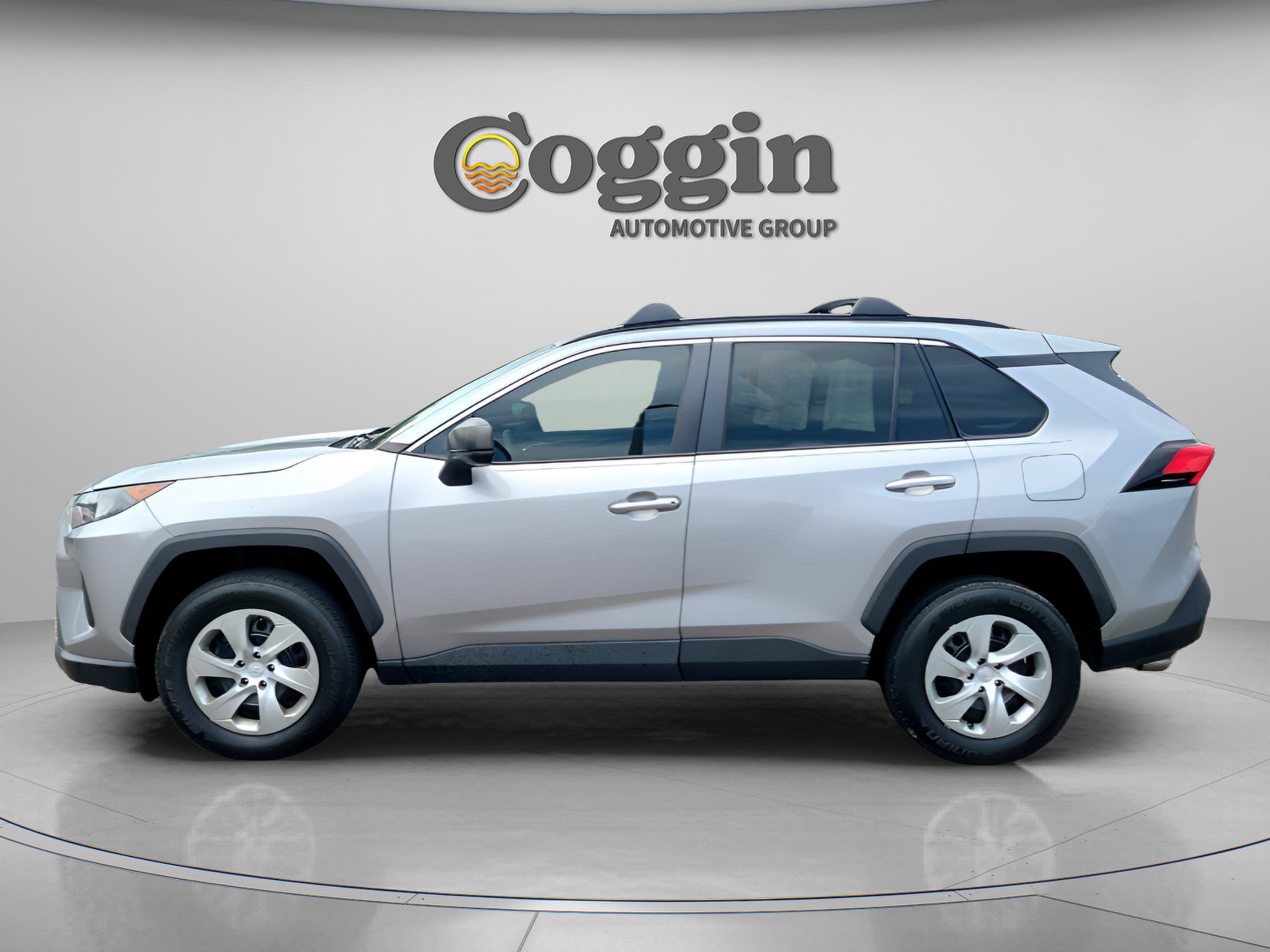Used 2021 Toyota RAV4 LE FWD image 2