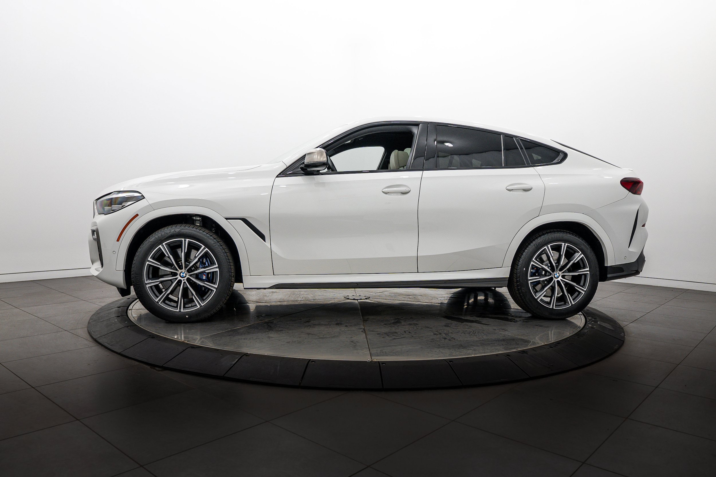 Used 2020 BMW X6 M50i w/ Luxury Seating Package AWD/4WD image 6