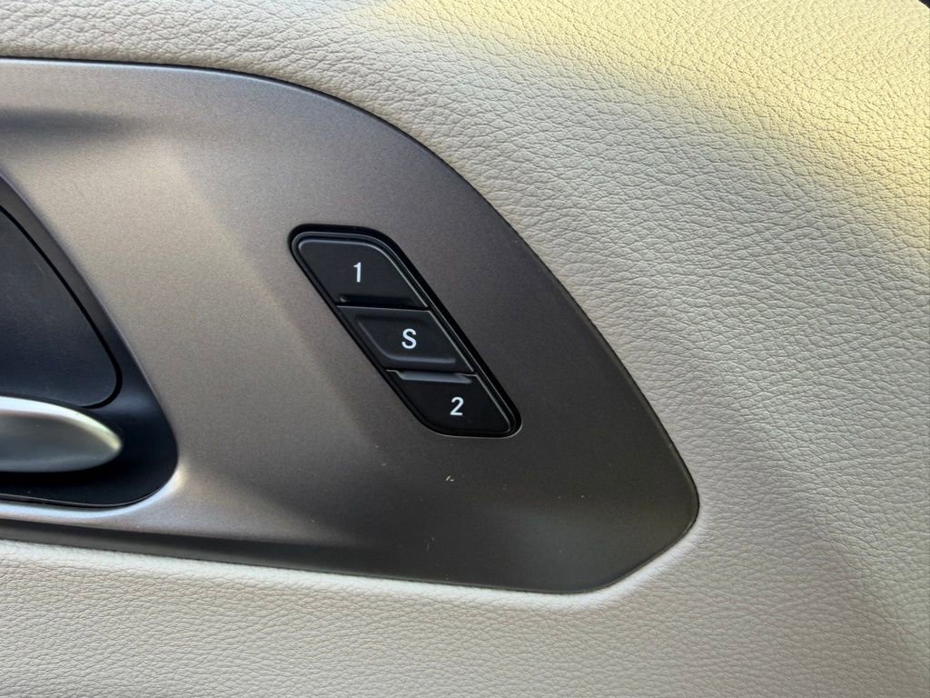 Used 2023 Chrysler Pacifica Touring-L image 26