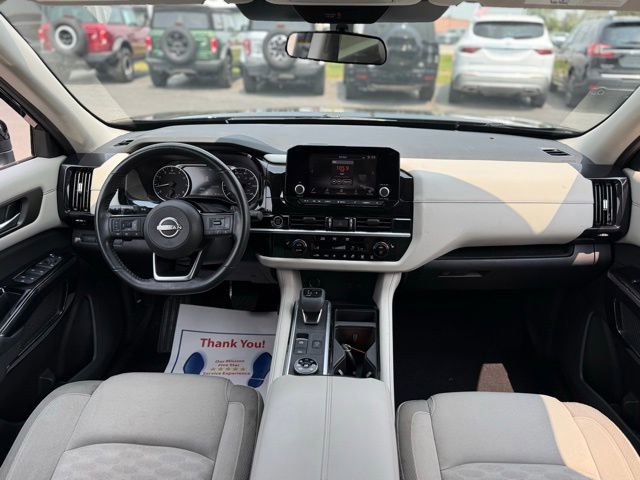 Used 2022 Nissan Pathfinder SV image 2