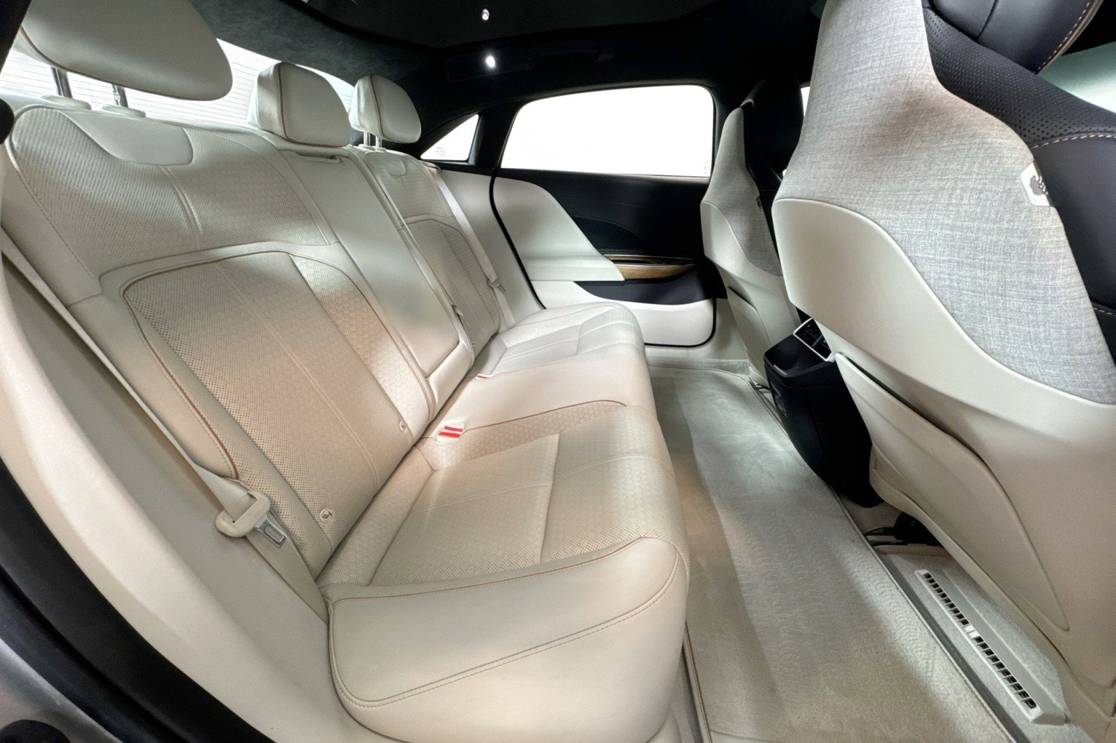 Used 2022 Lucid Air Grand Touring image 24