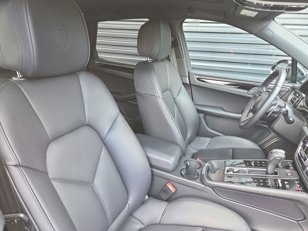 Certified 2026 Porsche Macan AWD/4WD image 19