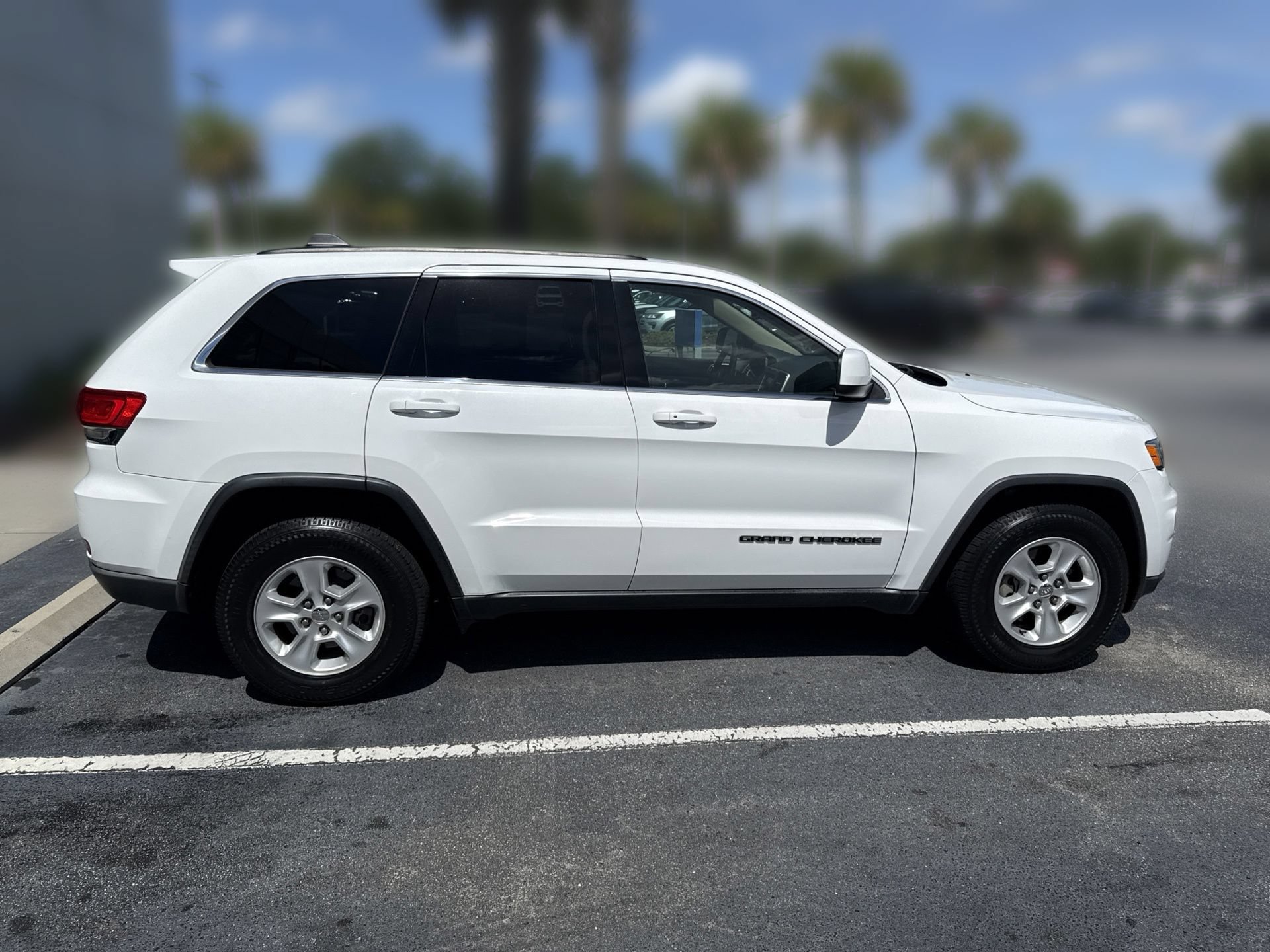 Used 2017 Jeep Grand Cherokee Laredo RWD image 4