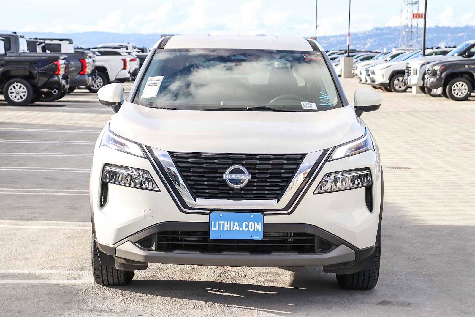 Used 2023 Nissan Rogue SV image 2