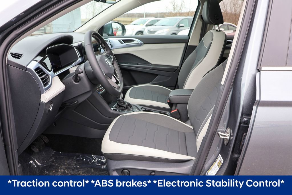 Used 2025 Volkswagen Taos SE image 5