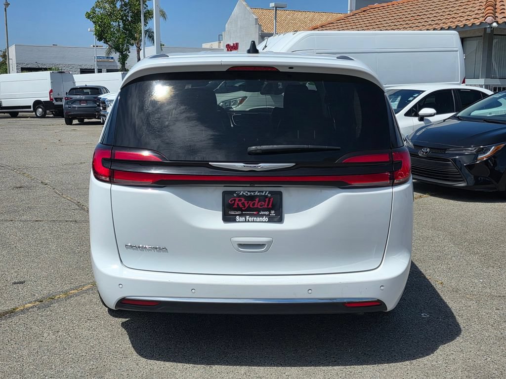 Certified 2024 Chrysler Pacifica Touring-L FWD image 7