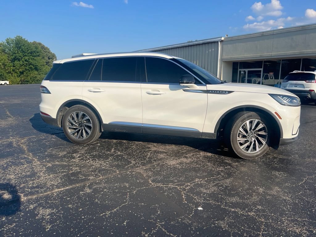 Used 2026 Lincoln Aviator AWD image 2