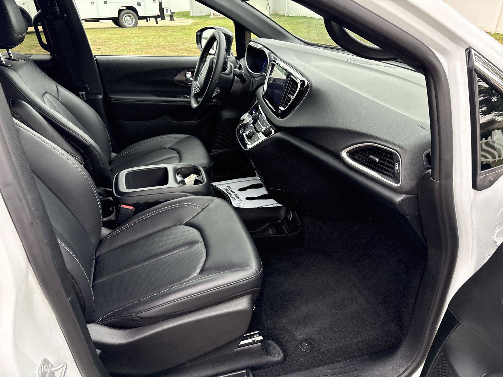 Used 2026 Chrysler Pacifica Select FWD image 15