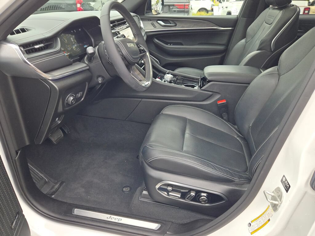 Certified 2023 Jeep Grand Cherokee Overland w/ Luxury Tech Group IV AWD/4WD image 26