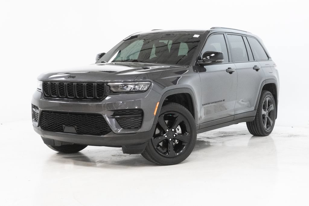 Used 2025 Jeep Grand Cherokee Altitude AWD/4WD image 1