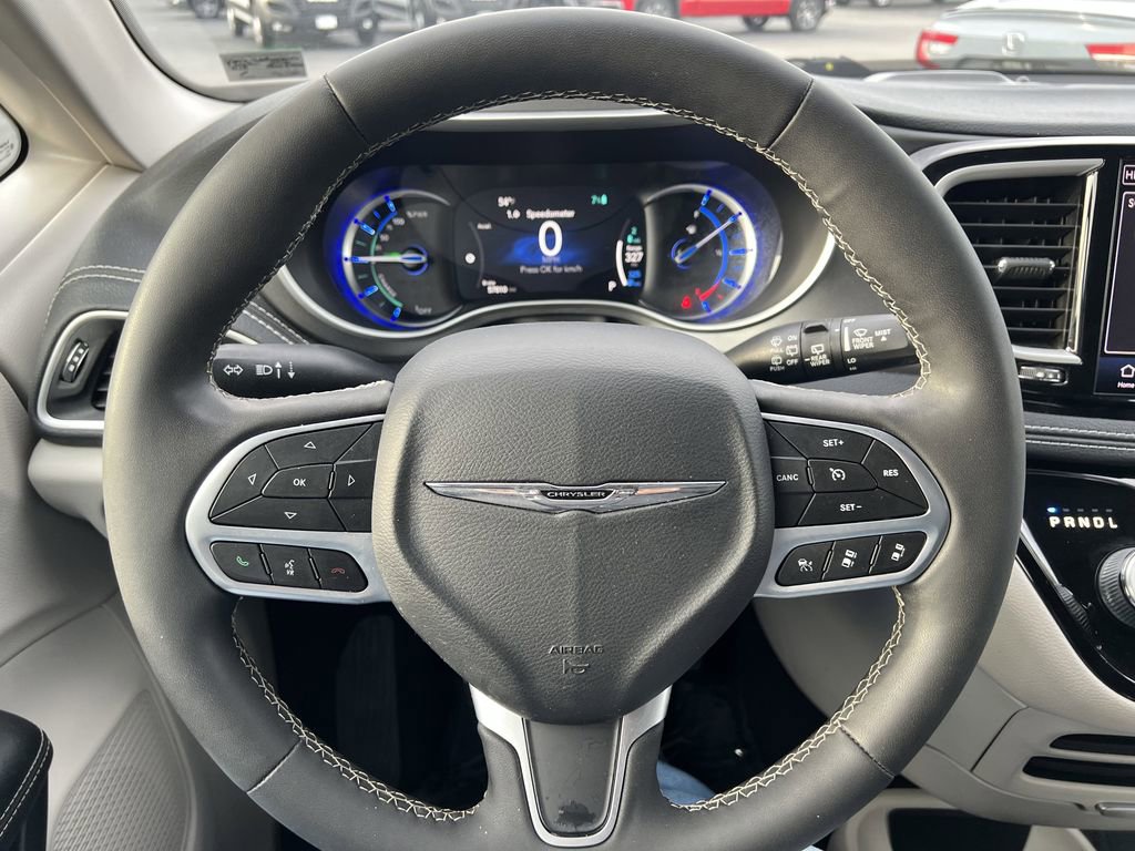 Used 2022 Chrysler Pacifica Touring-L image 11