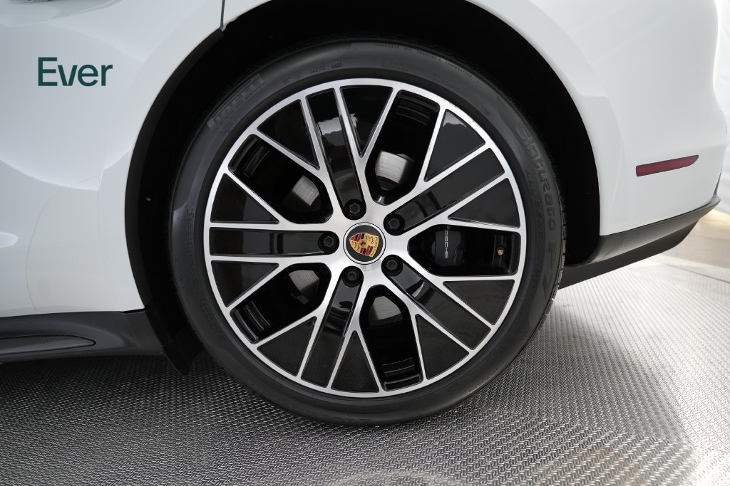 Used 2022 Porsche Taycan RWD image 9