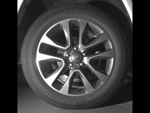 Used 2017 Jeep Grand Cherokee Overland RWD image 11